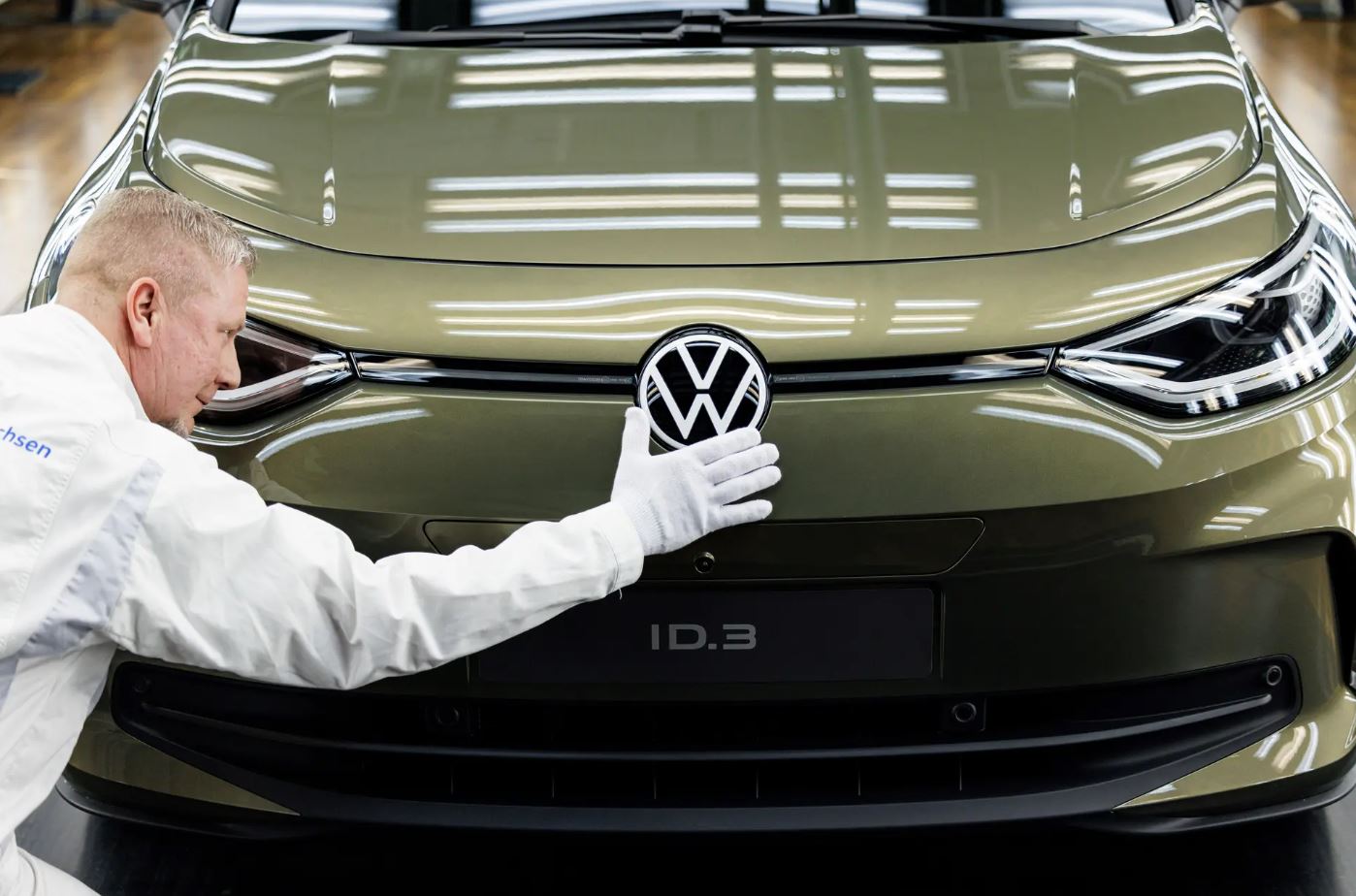 "فولكسفاغن" تنافس "تيسلا" وتخطط لبناء مصنع سيارات كهربائية في أمريكا
