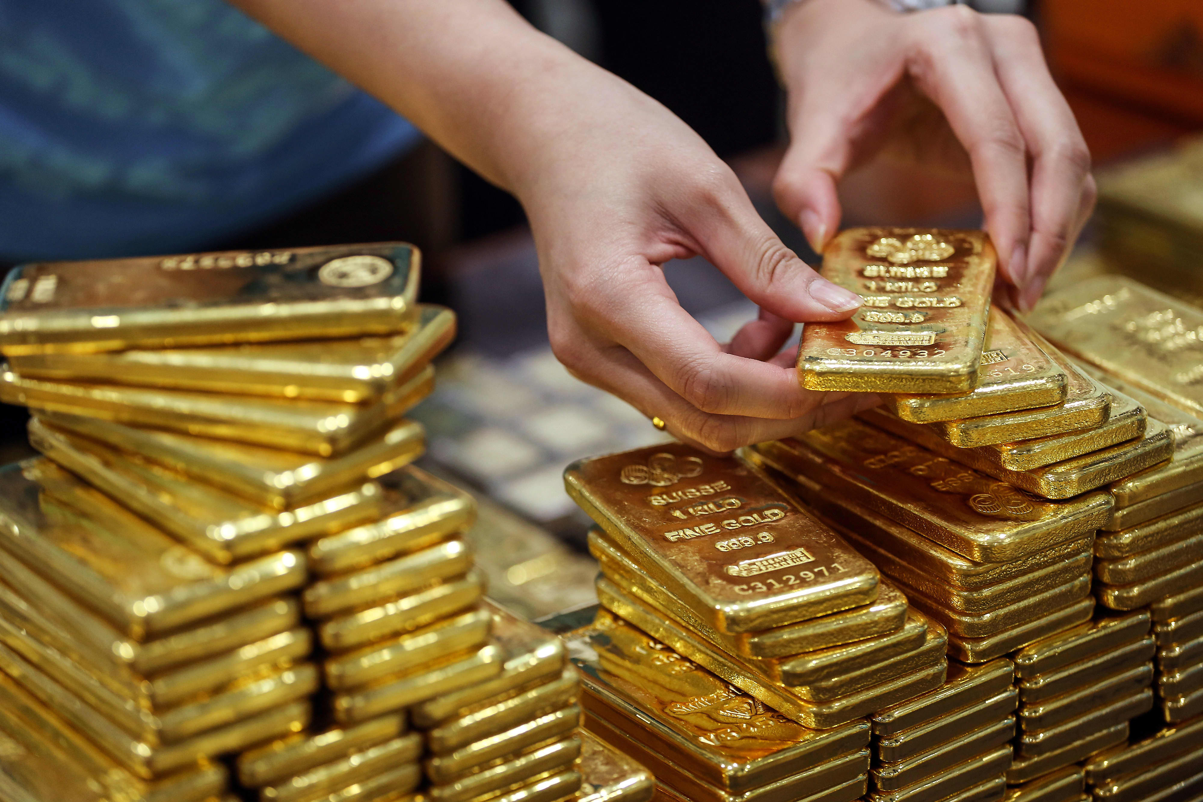استقرار الدولار يخفض أسعار الذهب