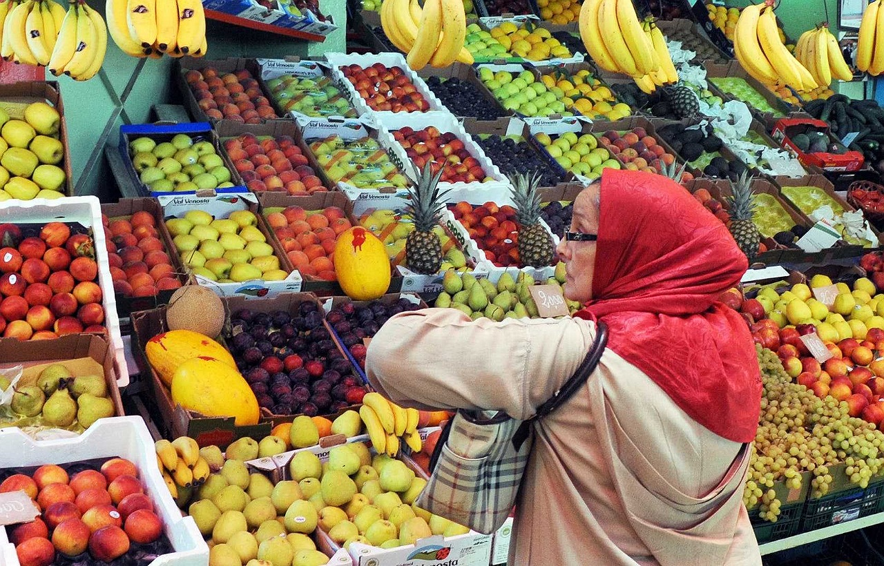 نادية فتاح: الجفاف والفيضانات وراء غلاء الخضر والفواكه وتموين الأسواق في وضع جيد