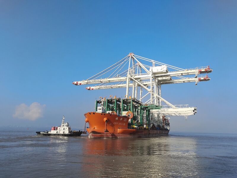 ميناء طنجة المتوسط يعزز قدراته بوصول رافعتين جديدتين