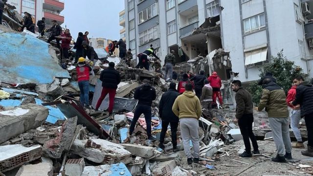 أردوغان: ارتفاع حصيلة زلزال تركيا  إلى أكثر من 900 قتيلا