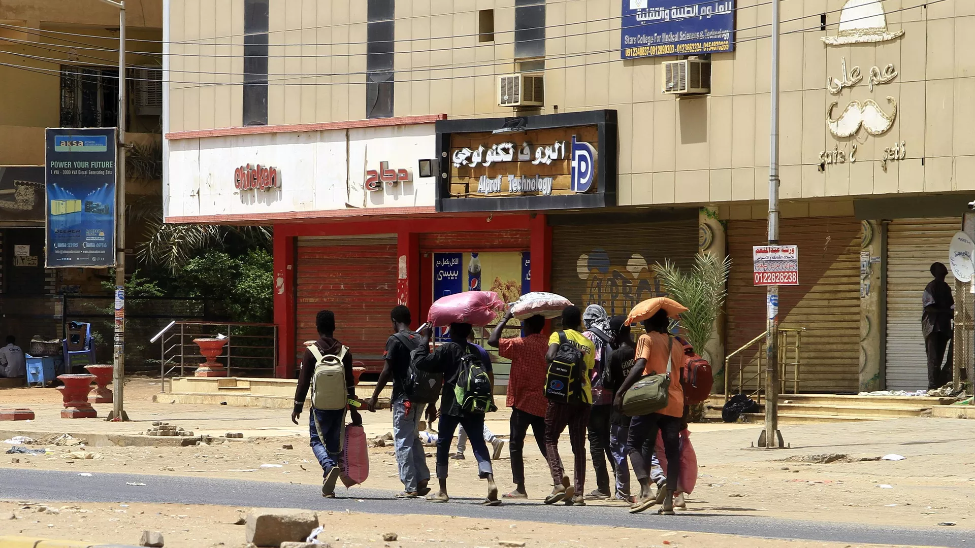 بسبب الاشتباكات المسلحة.. 200 ألف سوداني نزحوا خارج البلاد