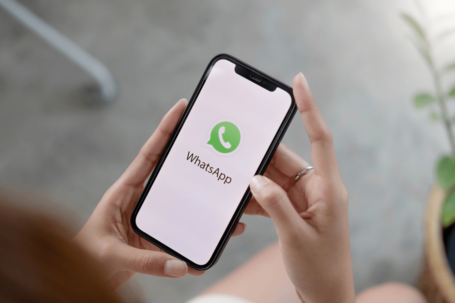 "واتساب" يطلق ميزة تسمح بتثبيت أو إلغاء الرسائل
