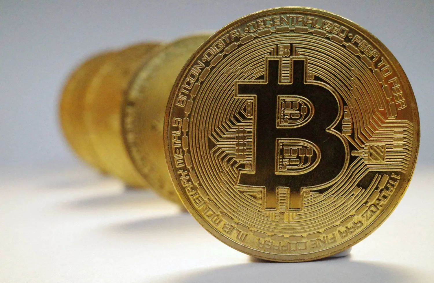 "بتكوين" تحلّق إلى آفاق جديدة.. وتوقعات تتجه نحو 150 ألف دولار قبل 2025