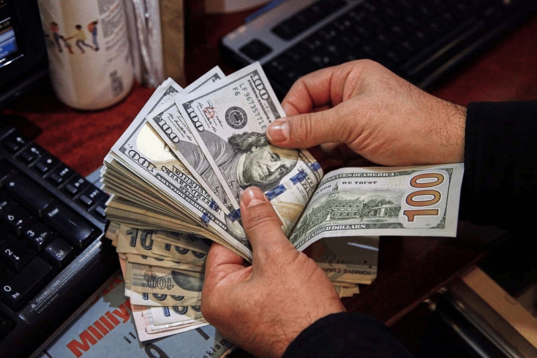 سعر صرف الدرهم يهوي مقابل الدولار بـ3.42 %