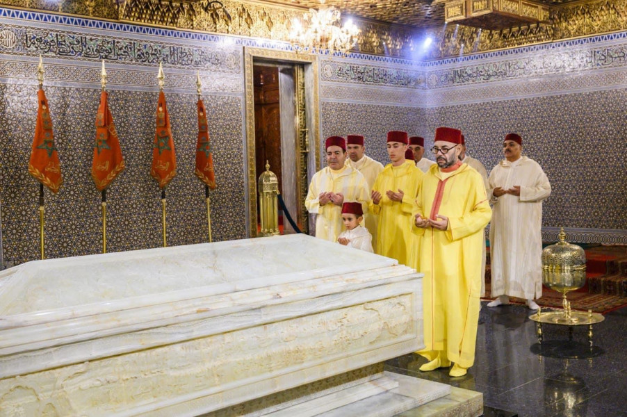 أمير المؤمنين الملك محمد السادس يترحم على روح المغفور له الملك محمد الخامس