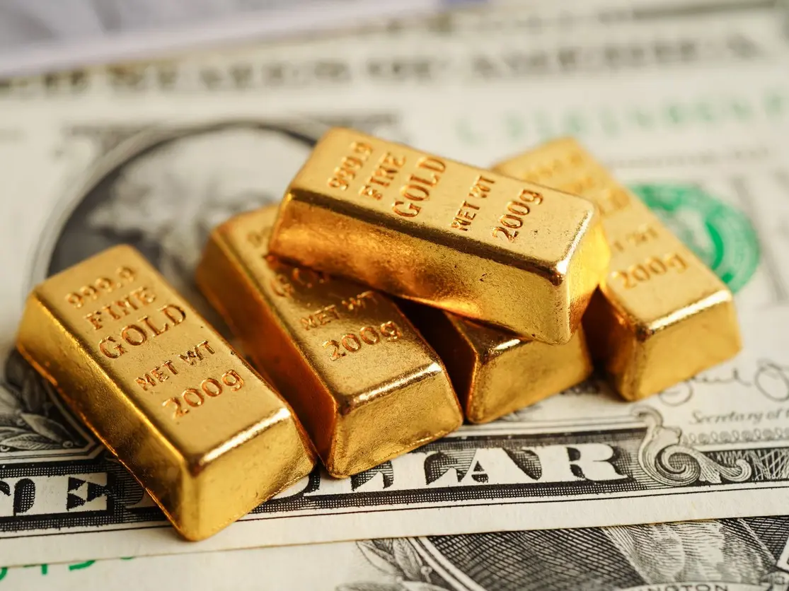 هبوط أسعار الذهب وسط تراجع العقود الآجلة
