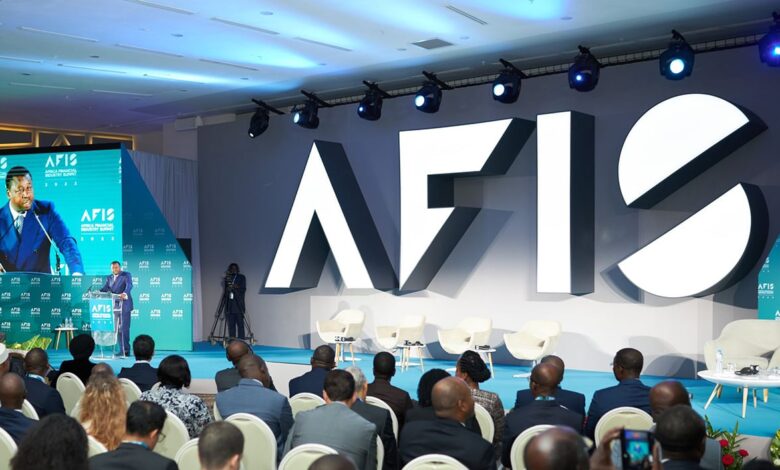 استعراض التجربة المغربية في تمويل الانتقال الطاقي بالقمة الإفريقية للصناعة المالية