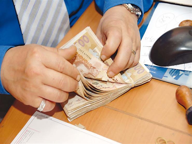 الدرهم يواصل تراجعه أمام الدولار في ظل نقص السيولة لدى البنوك