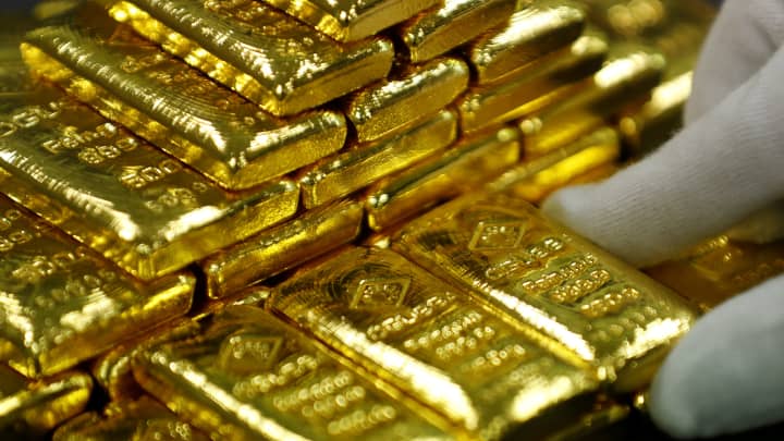 ارتفاع الدولار يهوي بأسعار الذهب