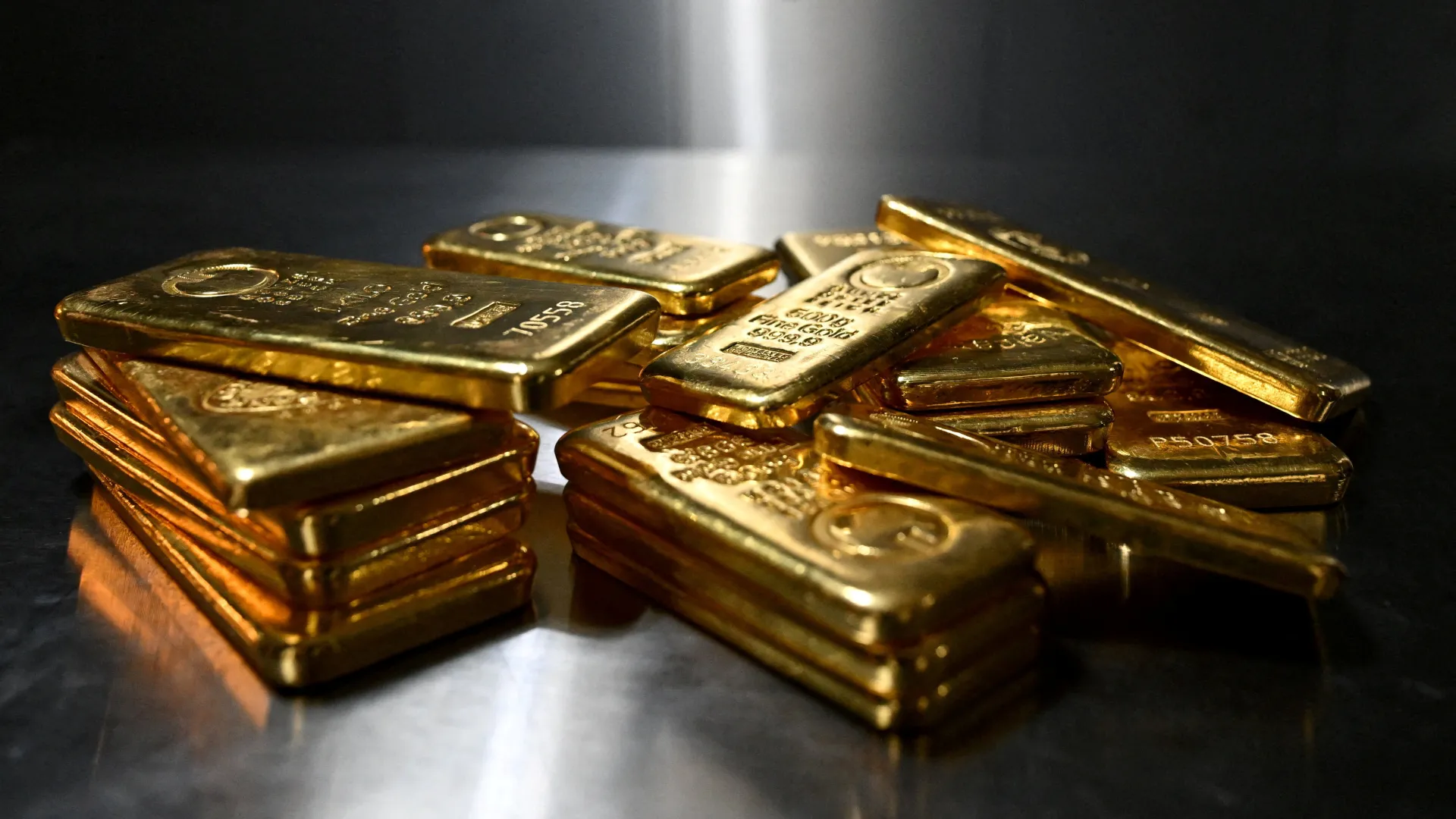 الذهب يواصل الصعود وسط تراجع عوائد السندات الأمريكية