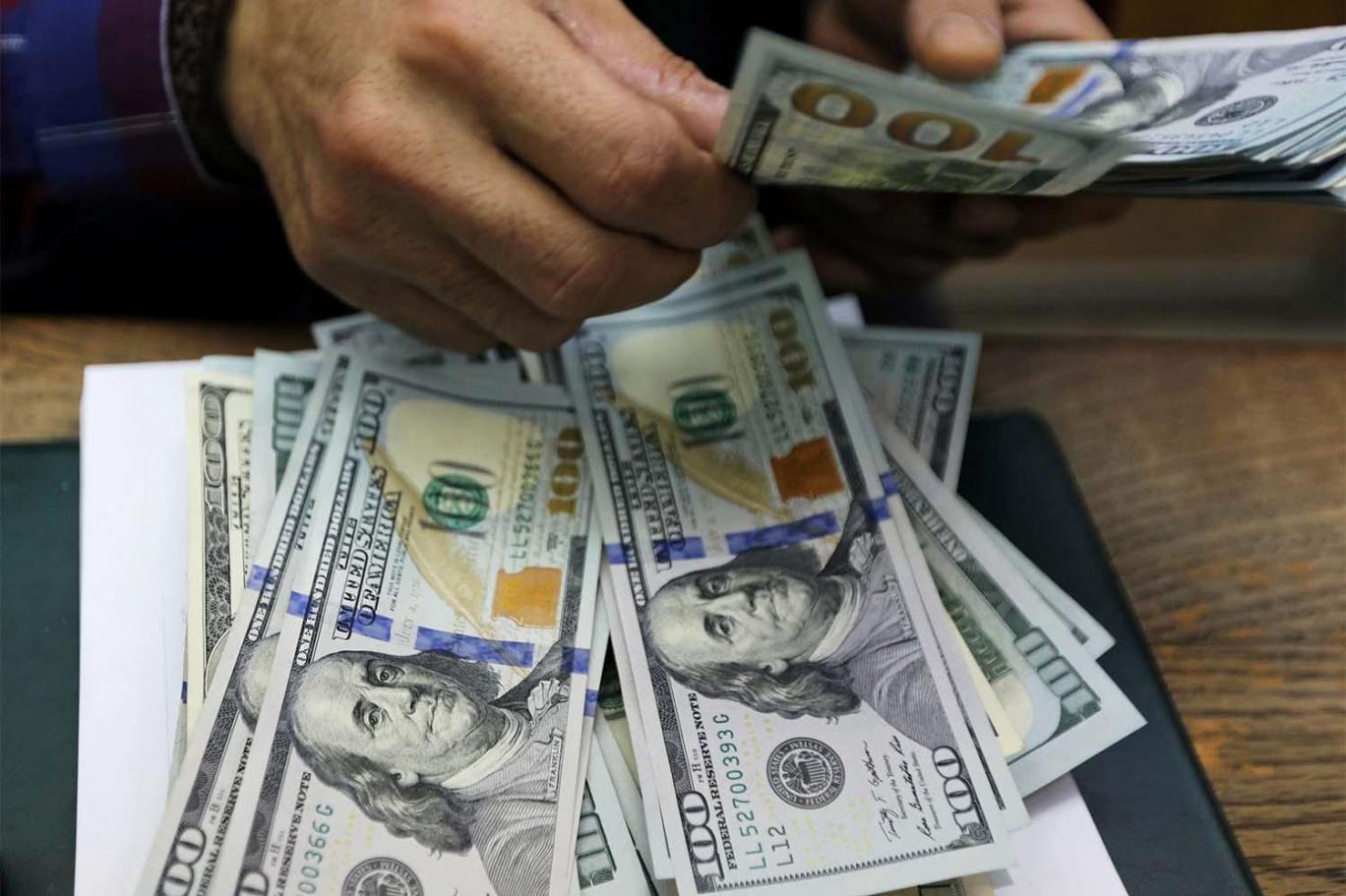 صعود الدولار يربك عمليات الاستيراد قبل عيد الأضحى
