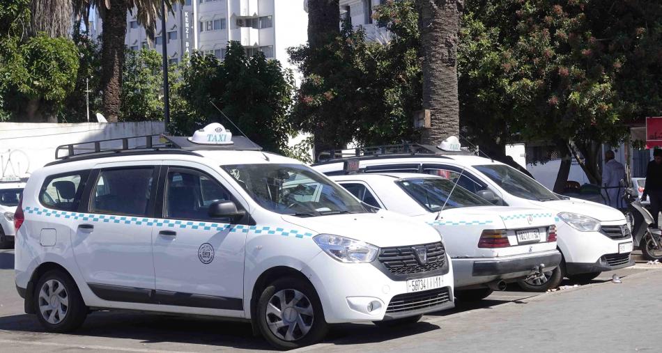 لماذا لا تستفيد "الطاكسيات" من سوق الإشهار كباقي وسائل المواصلات العمومية؟