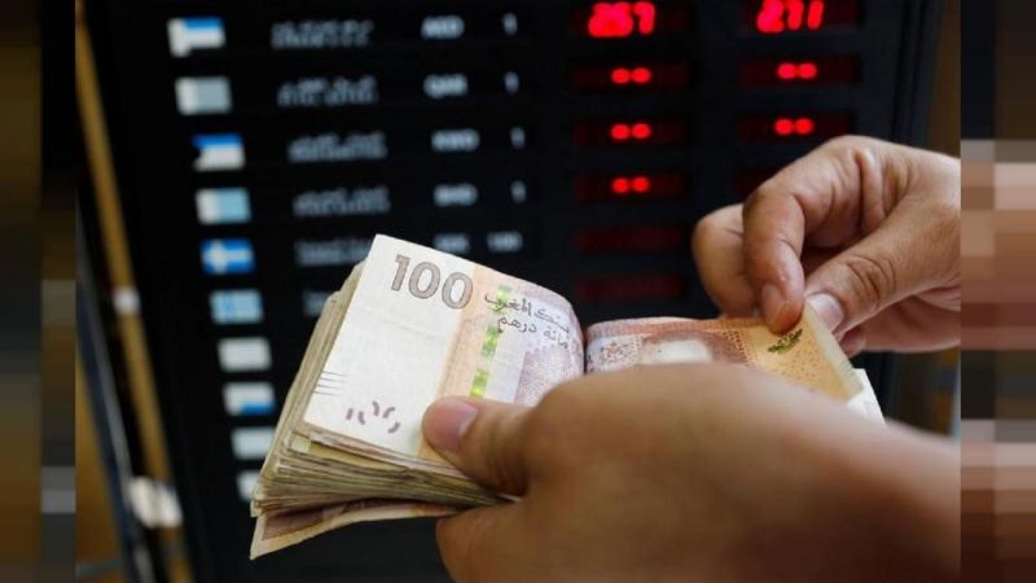ارتفاع قيمة صرف الدولار تلهب أسعار السلع المستوردة بالأسواق الوطنية