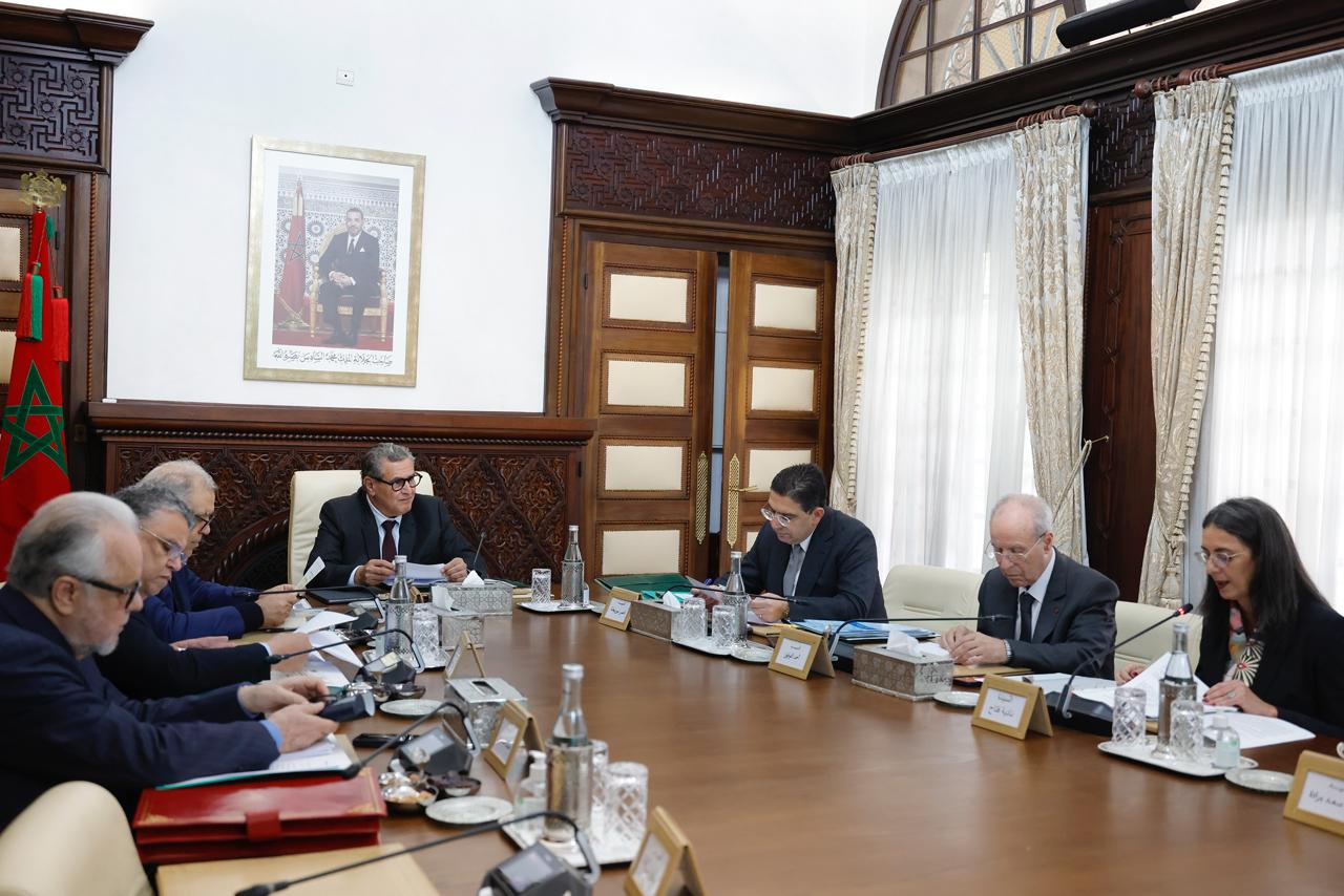 الحكومة تصادق على مرسوم جديد لتنظيم وثائق أثمان التحويل وتعزيز مراقبة المعاملات الجبائية