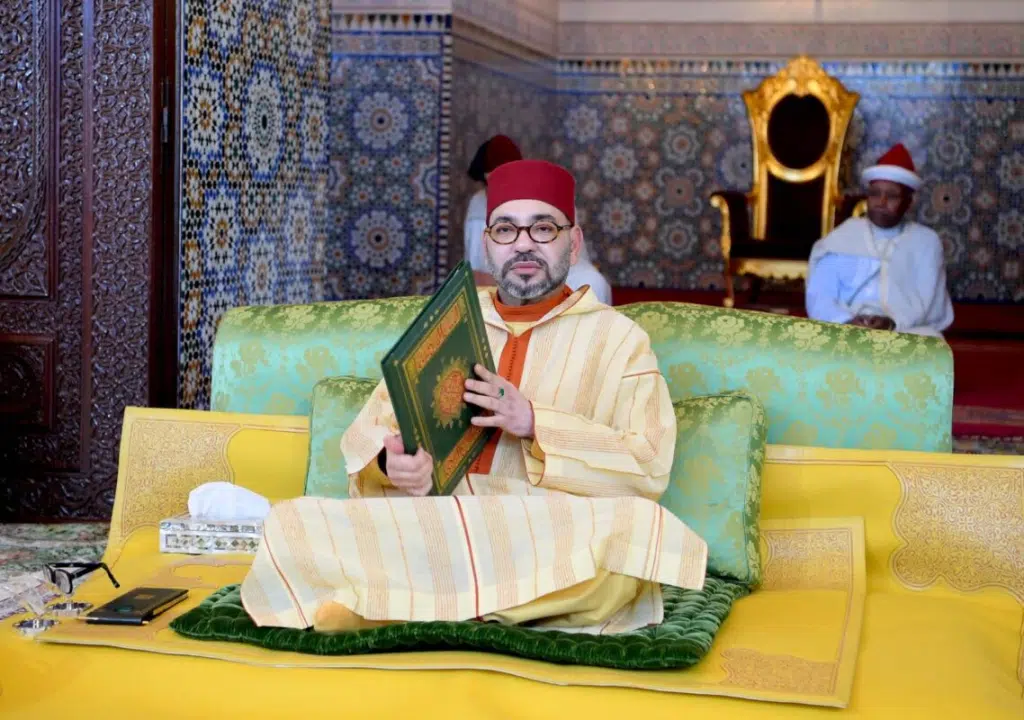 الملك يؤدي صلاة عيد الأضحى بمسجد أهل فاس بالرباط