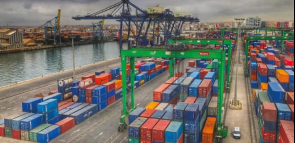 يهم المستوردين.. توصيات بتخفيض الطلبيات مستقبلا للاستفادة من تراجع صرف الدولار