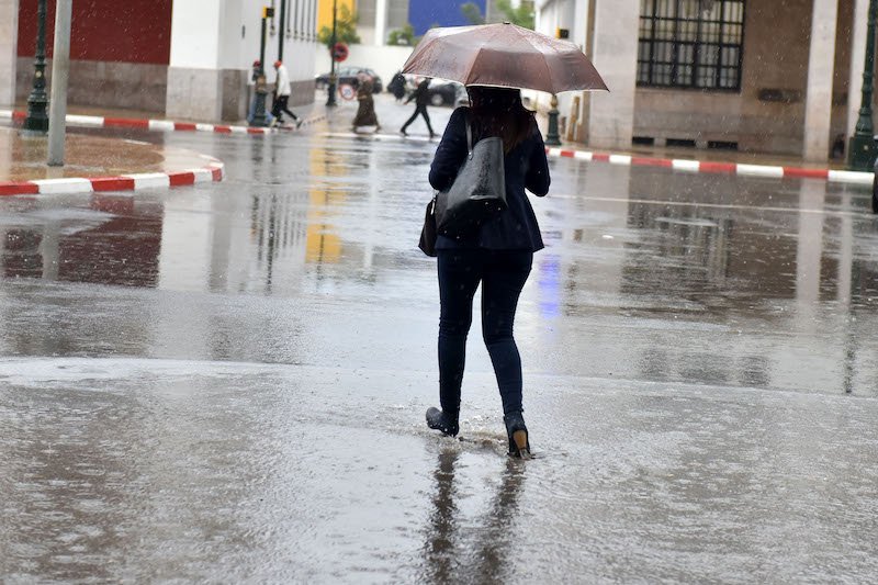 الأرصاد تنذر بأمطار قوية بهذه المناطق ابتداء من غد الخميس