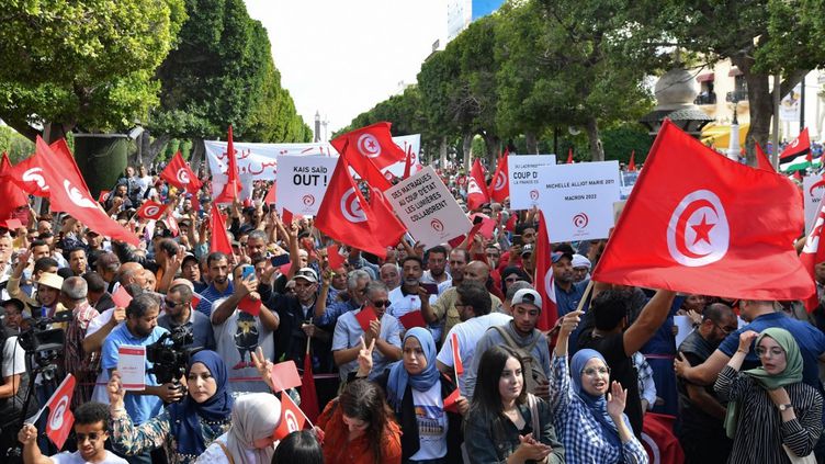 مئات التونسيين يتظاهرون للمطالبة برحيل الرئيس قيس سعيد