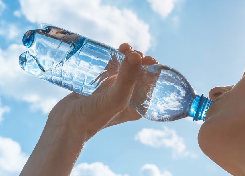 يهم المستهلكين:  كل لتر من المياه المعبأة يحتوي على مئات الآلاف من جزيئات البلاستيك