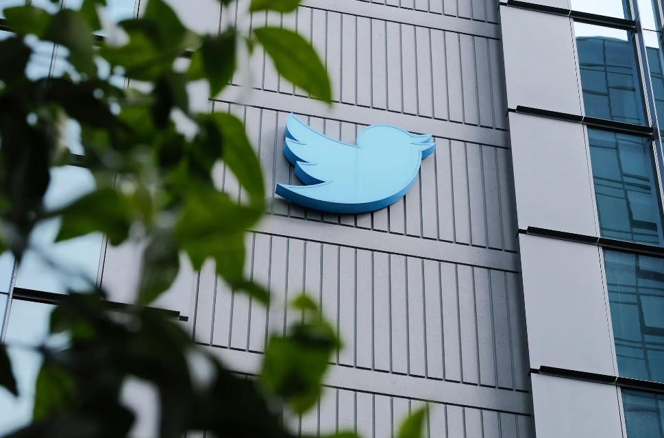 "تويتر" تواصل مساعي خفض النفقات بتسريح 50 موظفا جديدا