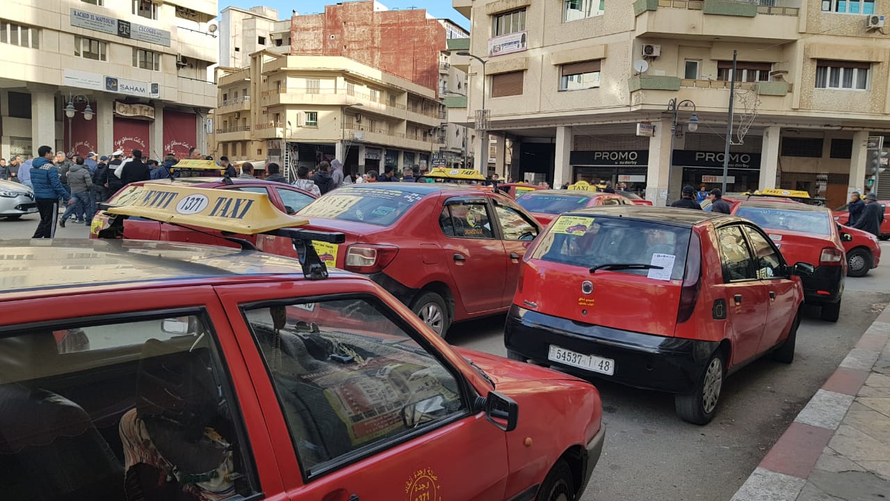 نقابات سيارات الأجرة تطالب بتجديد الأسطول وتوسيع الحماية الاجتماعية