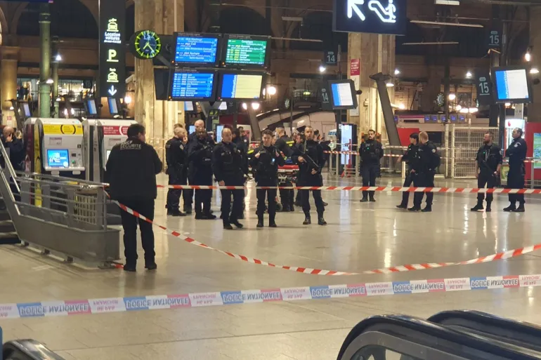 جرحى طعنا بسكين في محطة للقطارات بباريس