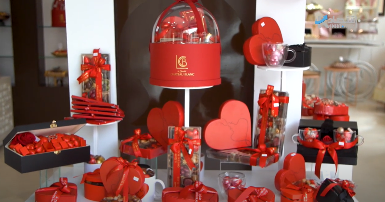 بالفيديو: "بيزنس" عيد الحب ينتعش في زمن الغلاء
