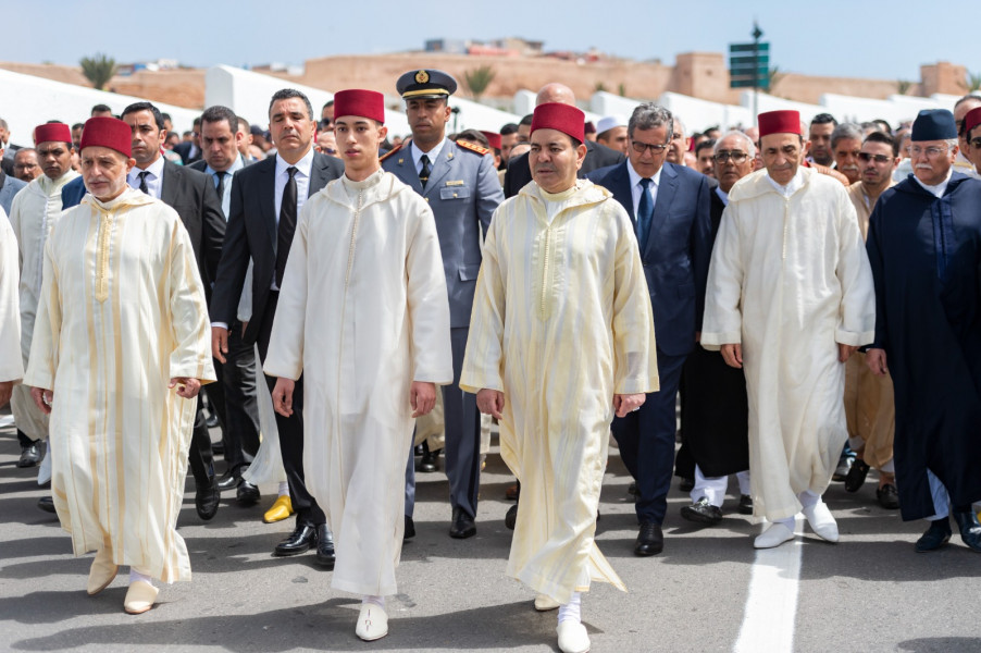 إقامة صلاة الاستسقاء بالمسجد الأعظم في الرباط بحضور  ولي العهد الأمير مولاي الحسن و الأمير مولاي رشيد
