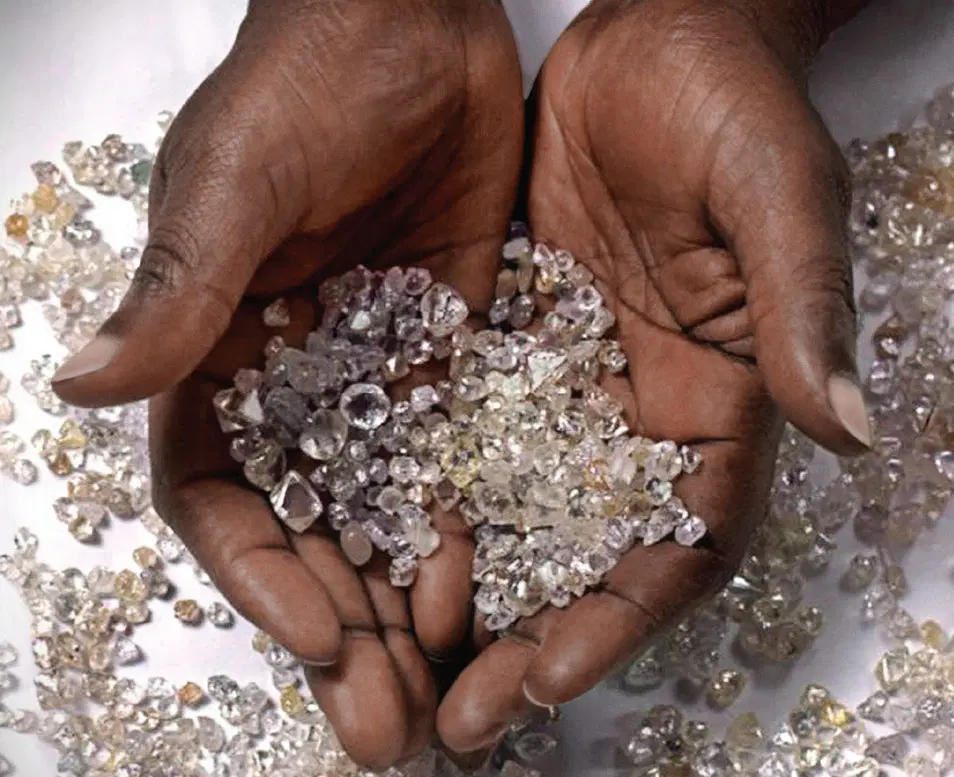 هذا البلد الأفريقي يسمح بتصدير الأحجار الكريمة بعد تراكم مخزوناته