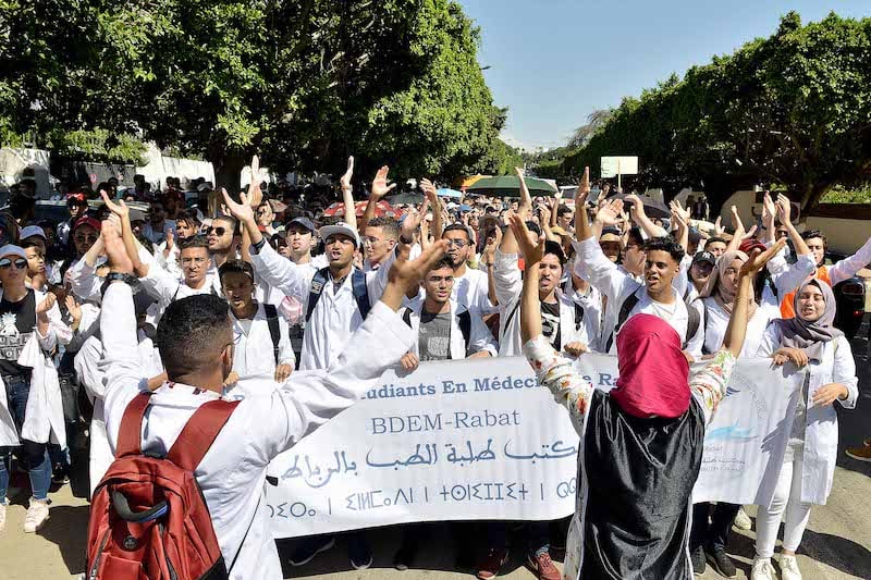 طلبة الطب وطب الأسنان والصيدلة يحتجون بوجدة دفاعا عن مطالبهم