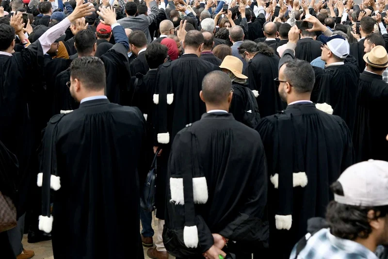 محامو المغرب يلوحون بالتصعيد ويقررون توقيف الخدمات المهنية