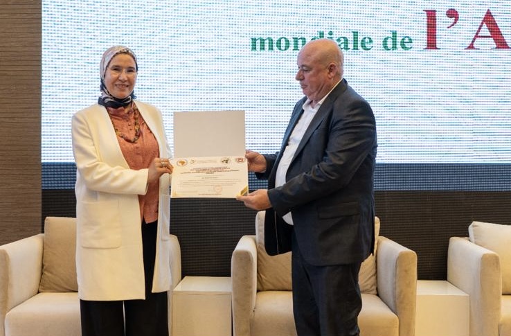 CAFRAD يمنح الدكتورة نزهة الوافي جائزة التميز في القيادة الإفريقية