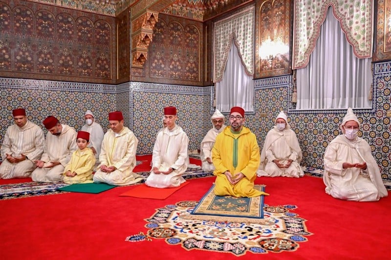 الملك يأمر بفتح مساجد لاستقبال 21.470 مصل ومصلية