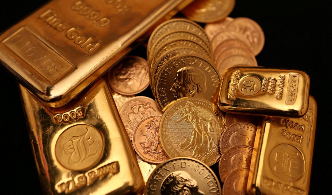 الذهب يهبط إلى أدنى مستوياته في أسبوعين بفعل صعود العملة الأمريكية