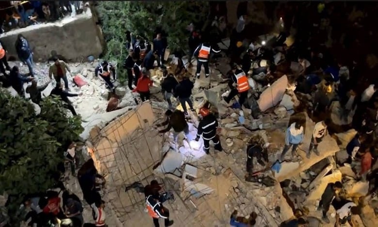 مصرع 9 أشخاص جراء انهيار بناية سكنية من عدة طوابق بفاس