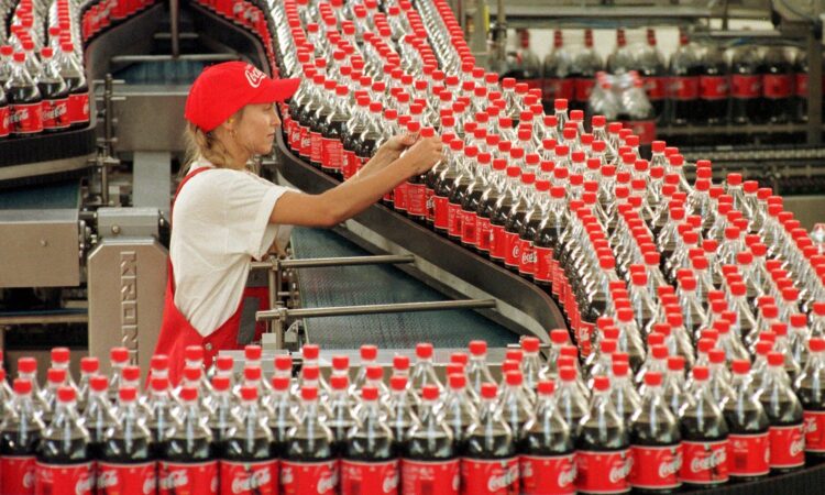 الإسبانية "إكواتوريال كوكا كولا بوتلينغ كومباني" تقترض 64 مليون أورو لتمويل استثمارات خضراء في المغرب