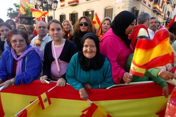 يهم المغاربة.. إسبانيا تسهل منح تصاريح العمل للأجانب وتسوي أوضاع المهاجرين