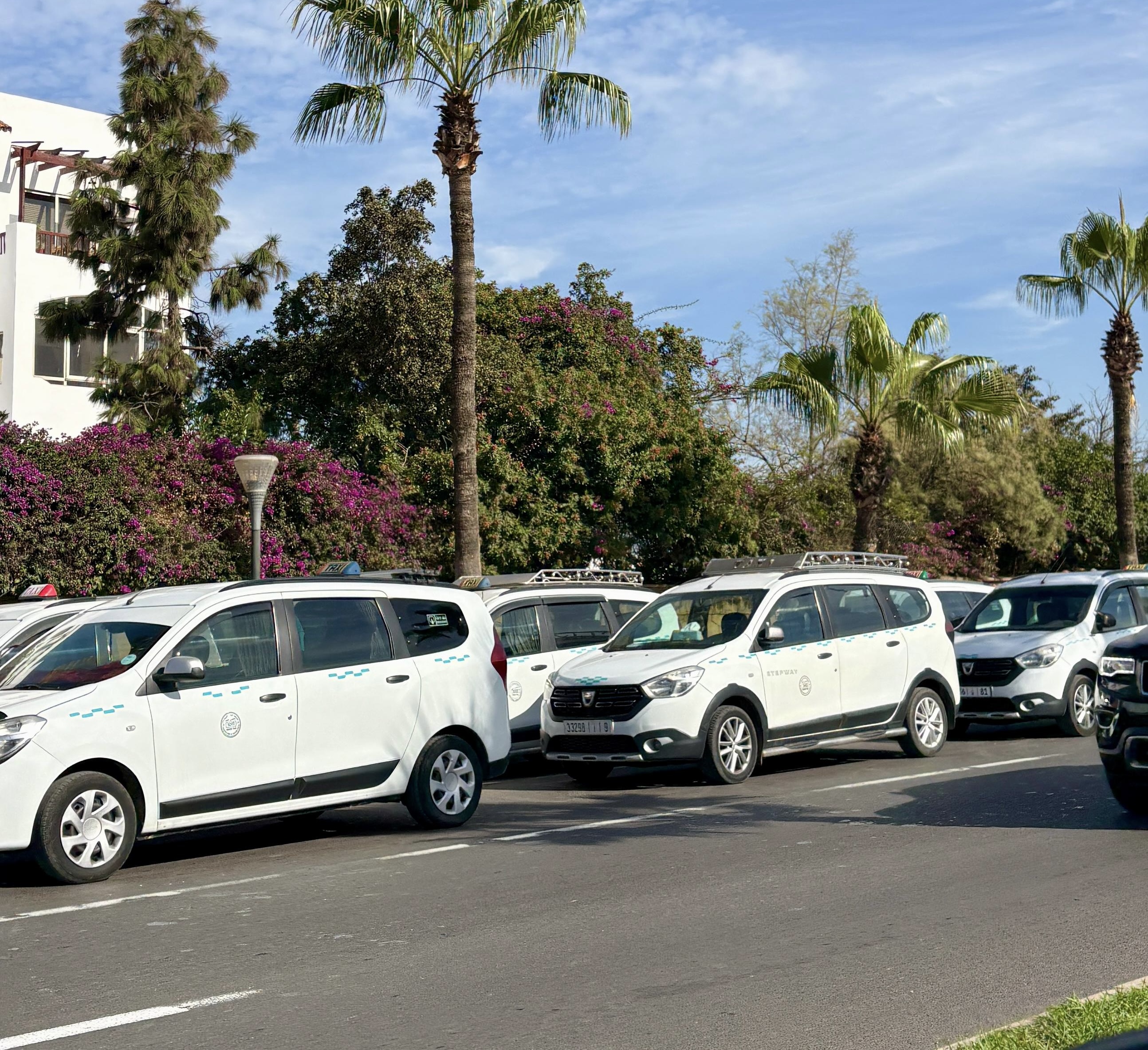 ضبابية قرارات إعادة هيكلة قطاع النقل تدفع أصحاب "الطاكسيات البيضاء” إلى الاحتجاج