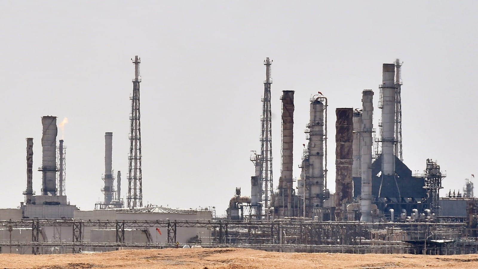 السعودية وروسيا تمددان خفض إنتاج النفط إلى غشت المقبل