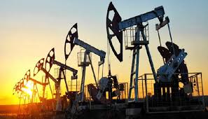 أسعار النفط تتراجع مع زيادة مخزونات الخام الأميركية