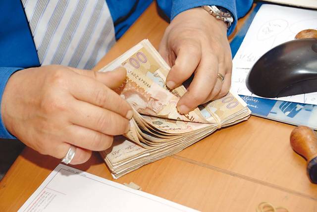 التجاري للأبحاث يسجل استقرارا في معدلات السوق الأولية
