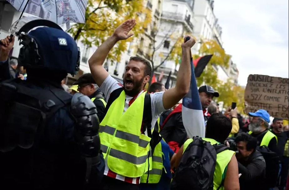 أزمة البنزين وارتفاع تكاليف العيش تخرجان الفرنسيين للاحتجاج