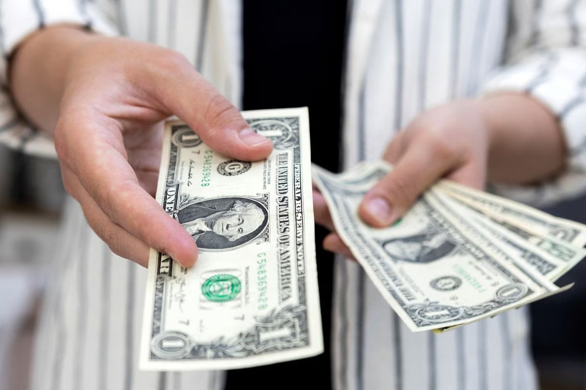 تراجع الدولار مقابل الدرهم يخفض أسعار السلع المستورة بالأسواق