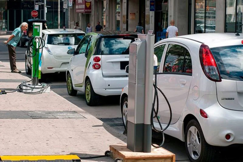 السيارات الكهربائية الفرنسية تهدد عرش "تسلا"