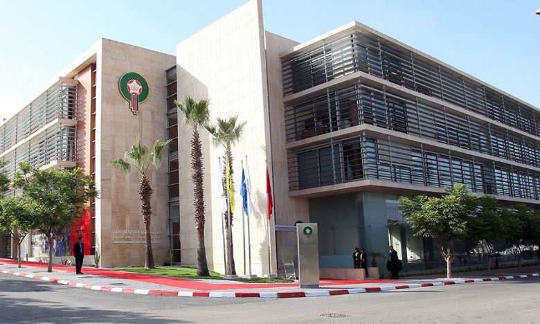 جامعة الكرة تعاقب أندية ومدربين ولاعبين