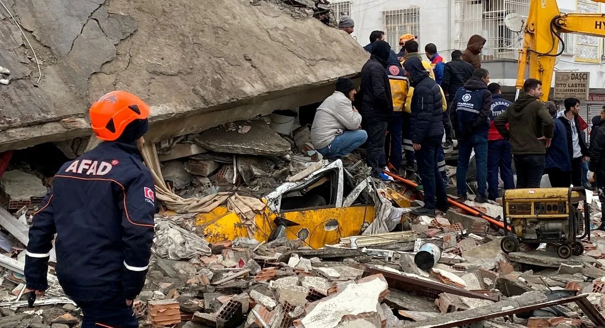 زلزال تركيا يستنفر السفارة المغربية في أنقرة وخطوط هاتفية مفتوحة للمتضررين + وثيقة
