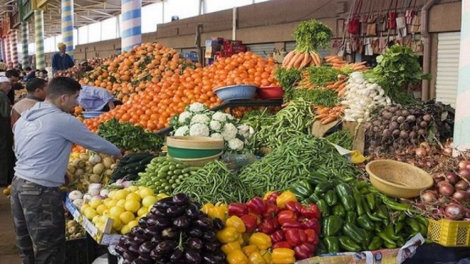 أسعار الخضر والفواكه.. الطماطم والبصل الأغلى في أسواق البيضاء
