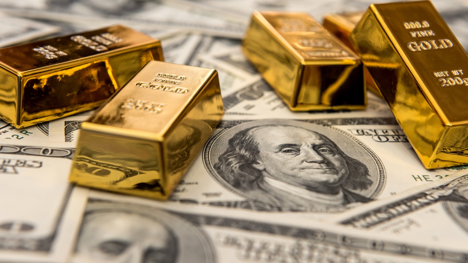 التحوط بالدولار يهوي بأسعار الذهب في الأسواق
