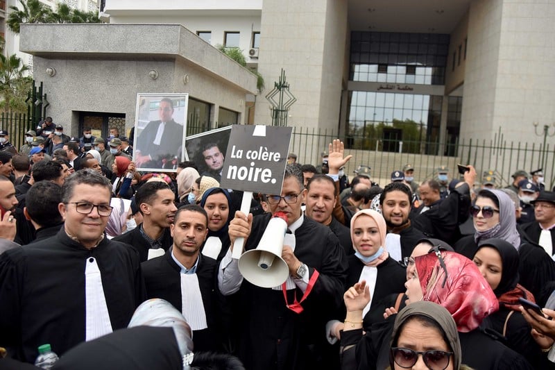 لقجع يتشبث بتضريب المحامين ويمهلهم اقتراح آلية مناسبة للتحصيل